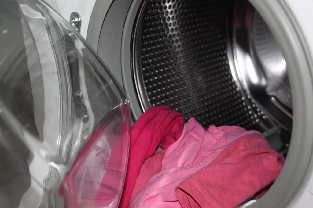 Laag verbruik wasmachine met kleren om te wassen.